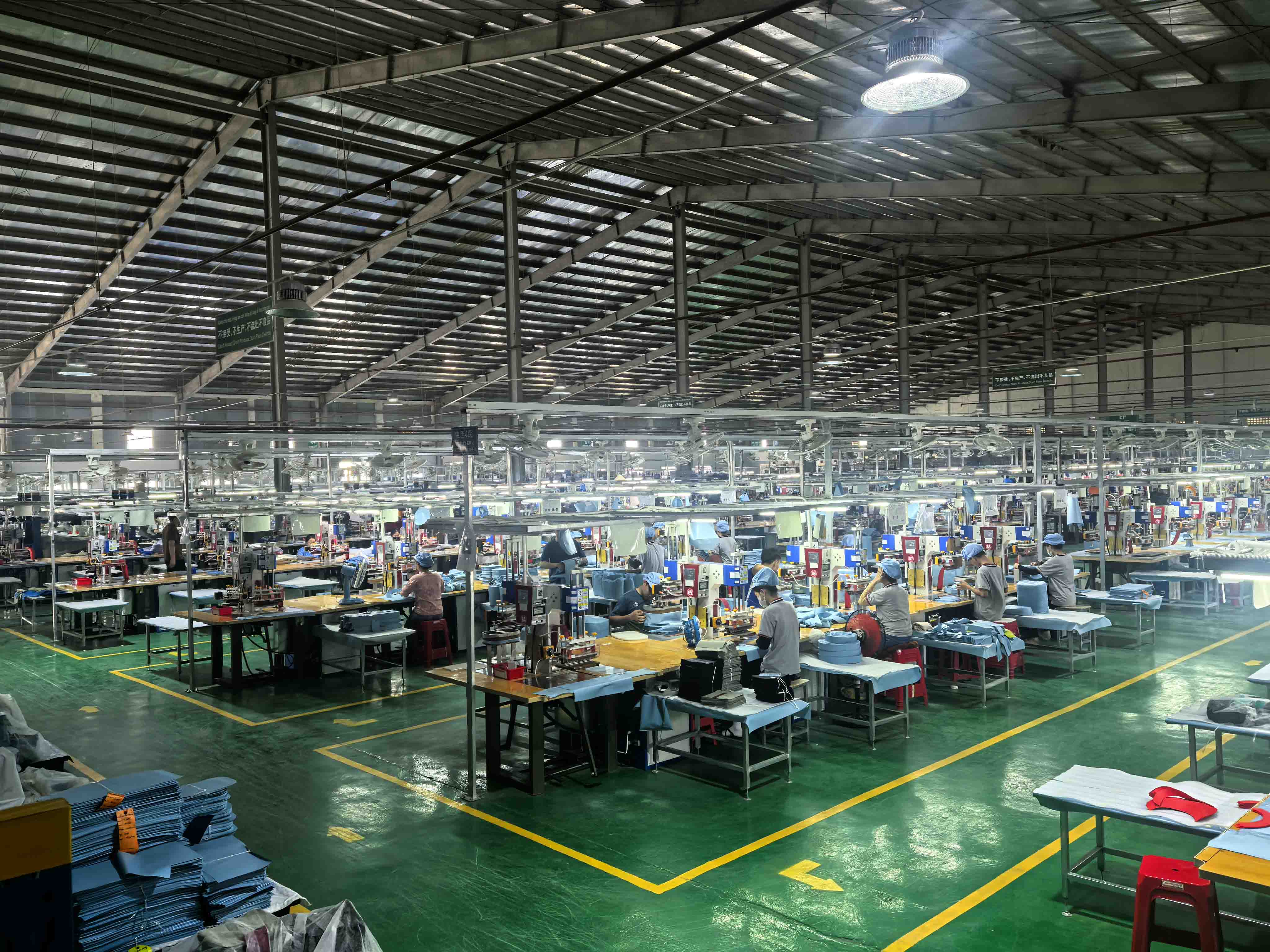 Vietnam Soft Cooler Factory: Sealocks Produktionslinie in Ho-Chi-Minh-Stadt